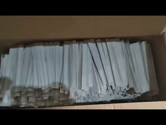 종이에 덮인 전체 패키지와 함께 커피 섞기