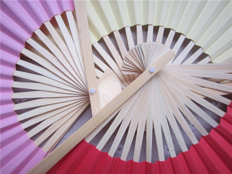Customizable Bamboo Folding Hand Fan in Multiple Sizes 21*38cm 23*42cm 26.5*47cm for Wedding Decoration and Promotions
